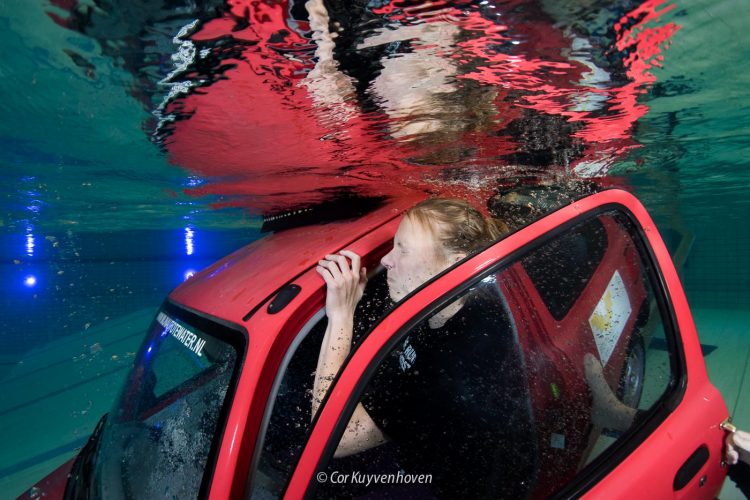 auto te water training- ontsnapping uit auto