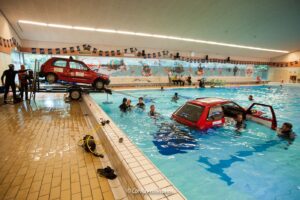 Auto te water-training-zwembad-onderwater-ontsnappen-Quest