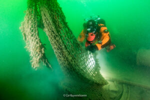 Duiker-verloren-visnetten-Noordzee-Ghost Diving