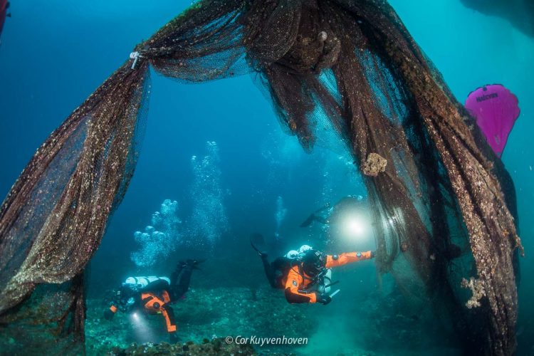 Duikers-bergen-visnetten-Griekenland-Ghost Diving