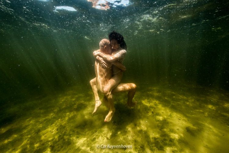 Echtpaar-onderwater-natuurwater-openwater-zonnestralen