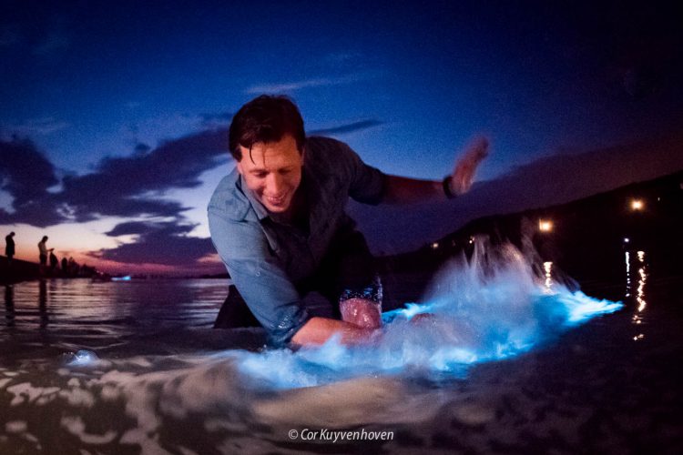 Freek Vonk met zeevonk in Katwijk