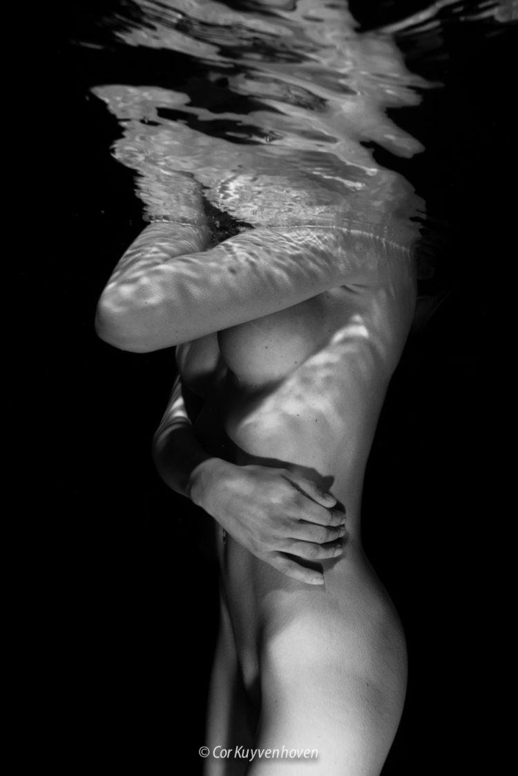 Naakte dame-onderwater-zwembad