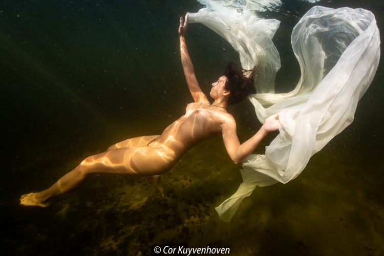Naakte vrouw-onderwater-witte doek-Vinkeveense plassen