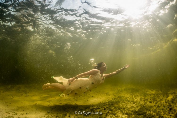 Vrouw-jurk-onderwater-natuur-water
