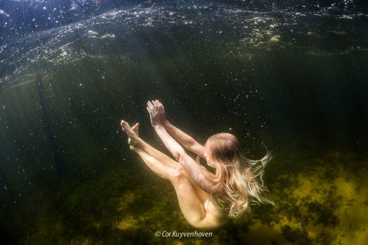 Vrouw-onderwater-zwemmen-onderwaterfotografie