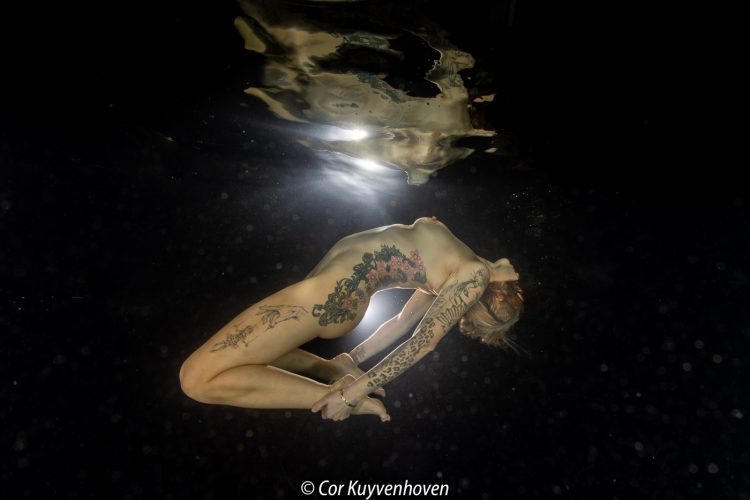 Naakte vrouw-onderwater-tattoo's