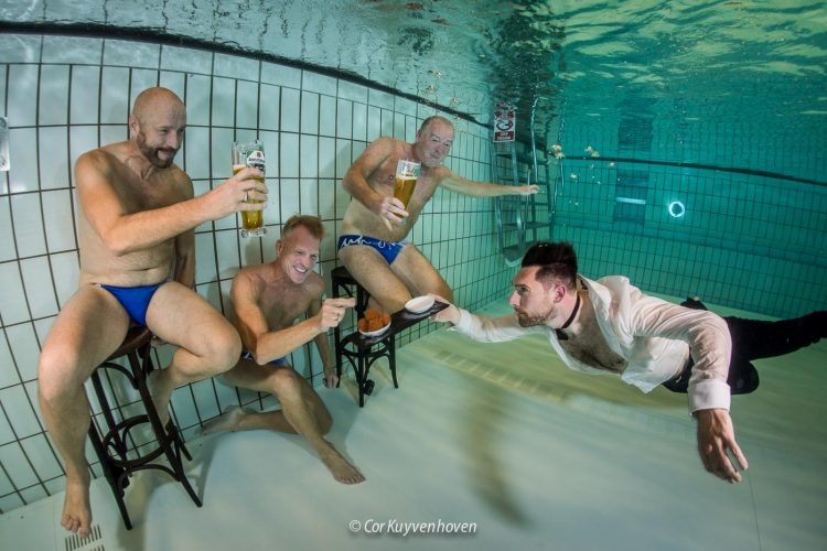 Onderwater bar op de bodem van zwembad