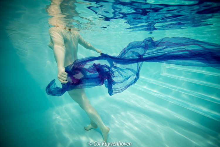 Naakte vrouw onderwater