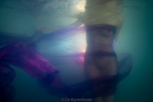 Naakte vrouw in zwembad met doek