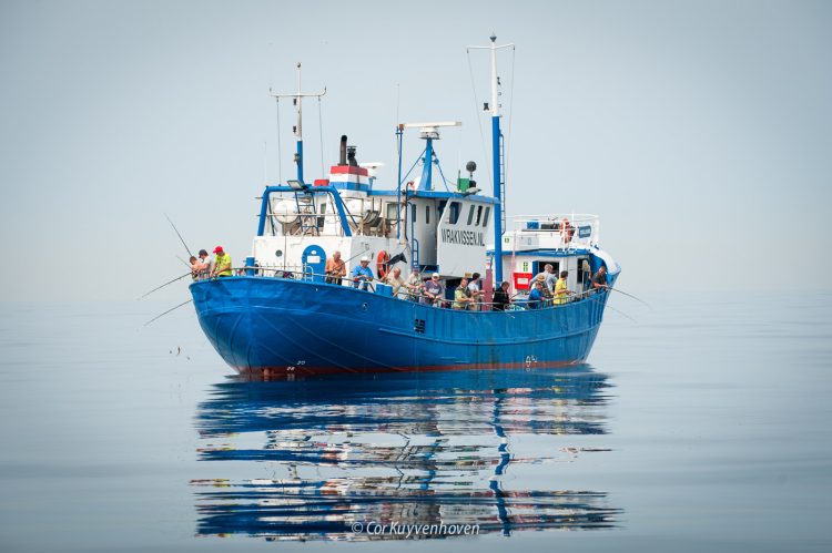 Vissersboot Noordzee met wrakvissers