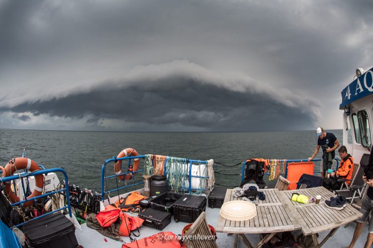 Storm op komst op de Noordzee, arcus kraag.
