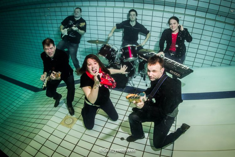 Rockband onder water in zwembad