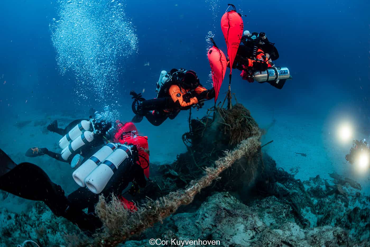 Duikers c=van Ghost diving liften een visnet Duikers van Ghost diving liften een net van een Ghost farm
