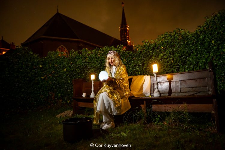 Waarzegster_spooktocht Waarzegster kijkt in haar glazen bol. Spooktocht