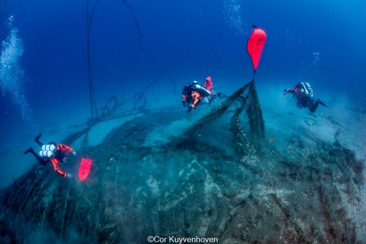 Duikers van Ghost Diving ruimen verloren visnetten op
