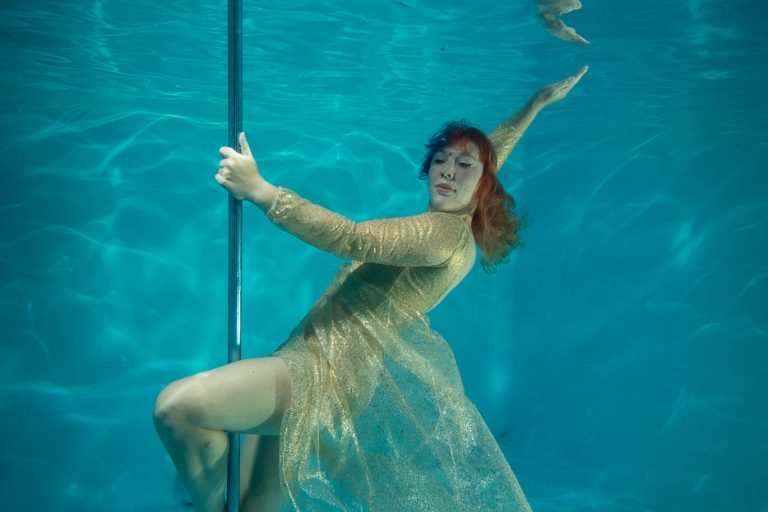 Paaldanseres onderwater Paaldanseres Elke Broekaert onderwater