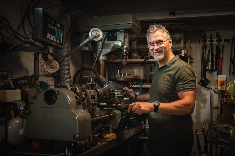 Onderwaterfotograaf Cor kuyvenhoven is ook instrumentmaker en onderhoudt onderwatercamera's