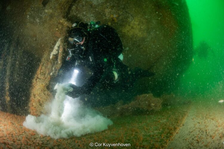 As uitstrooien van een duiker op een scheepswrak