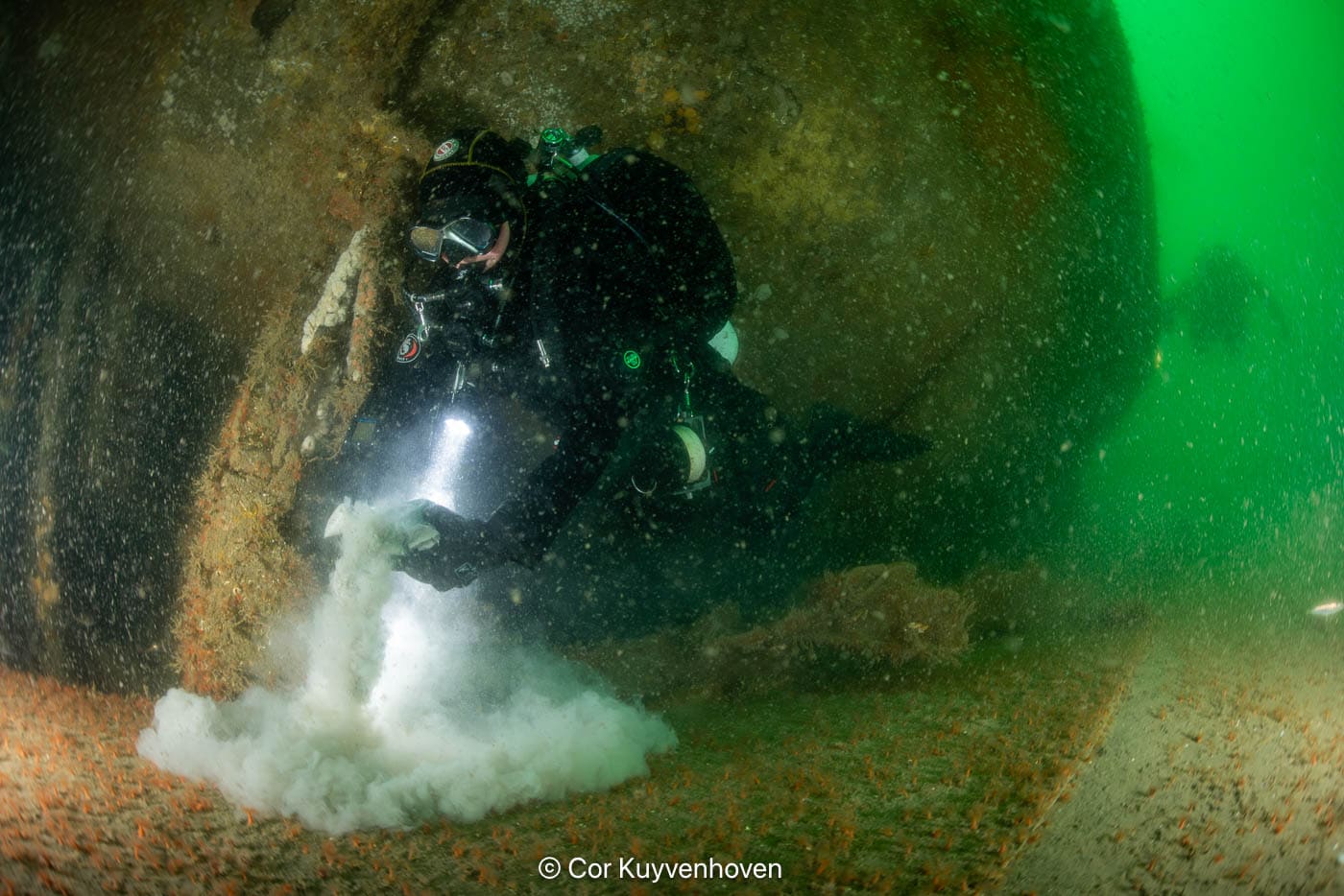 As uitstrooien van een duiker op een scheepswrak