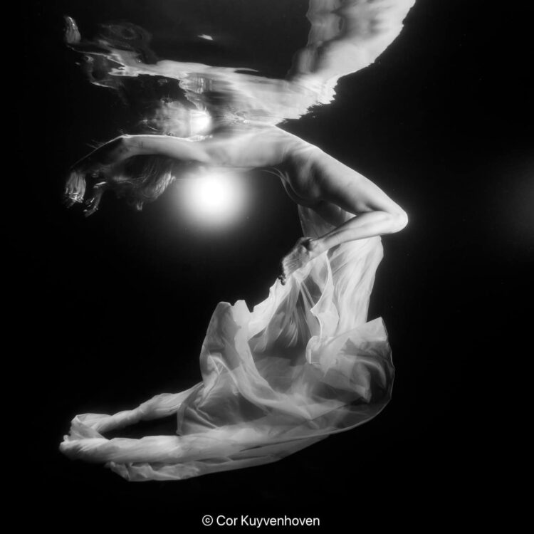 Naakte dame met witte doek op zwarte achtergrond