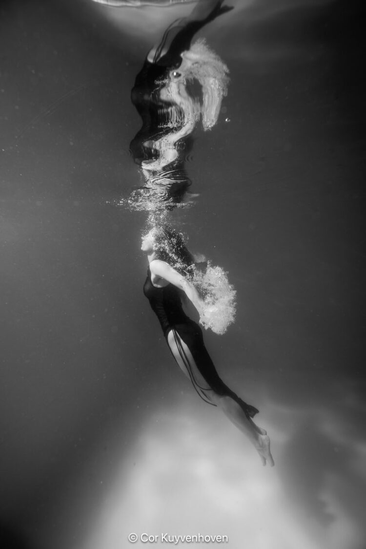 Dame onderwater met spiegelbeeld